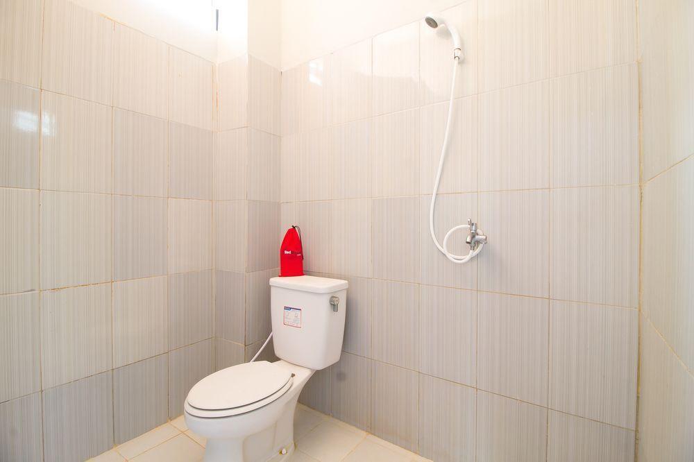 Джакарта: RedDoorz @ Pulo Gebang