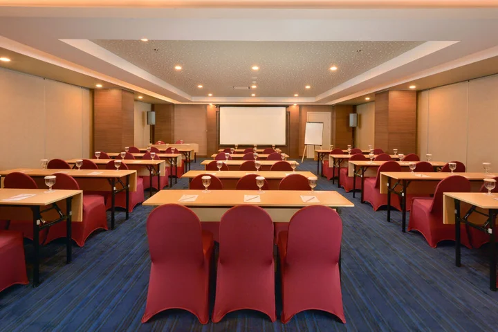 Депок: Platinum Adisucipto Hotel & Conference