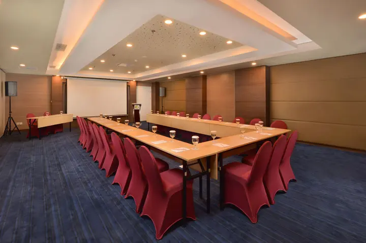 Депок: Platinum Adisucipto Hotel & Conference