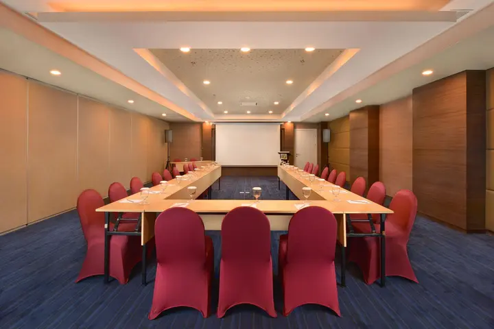 Депок: Platinum Adisucipto Hotel & Conference