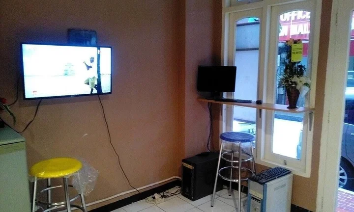 Сурабая: The Hostel - Adults Only