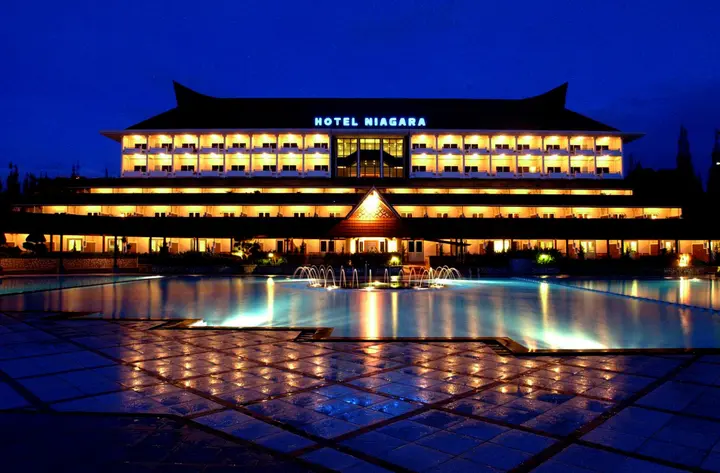 Озеро Тоба: Hotel Niagara Parapat