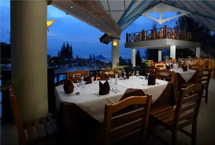 Озеро Тоба: Hotel Niagara Parapat