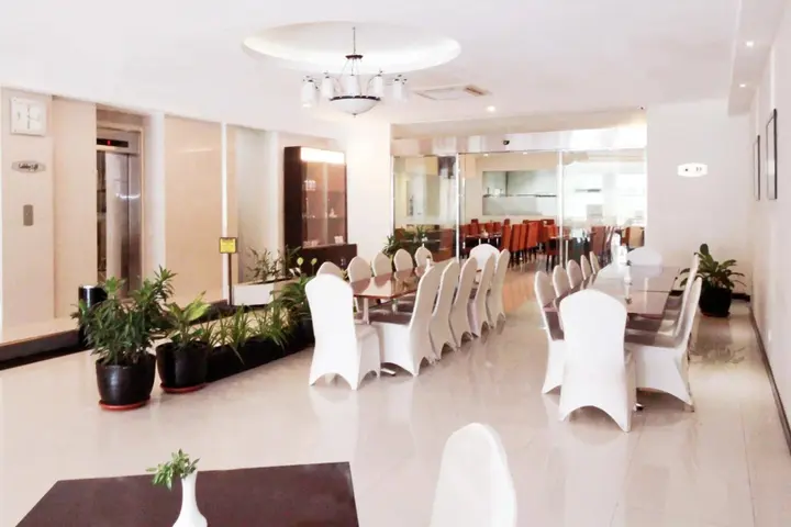 Паданг: Daima Hotel