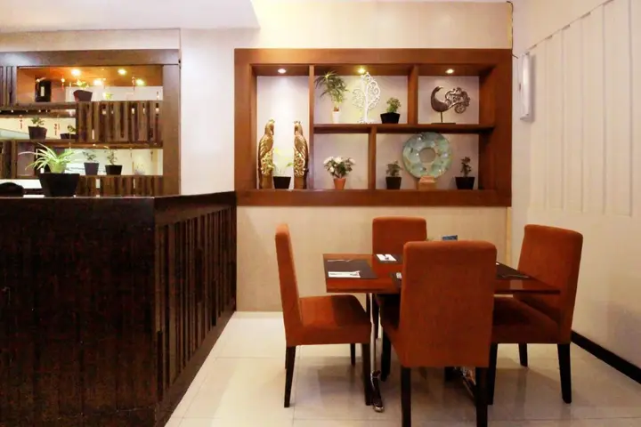 Паданг: Daima Hotel