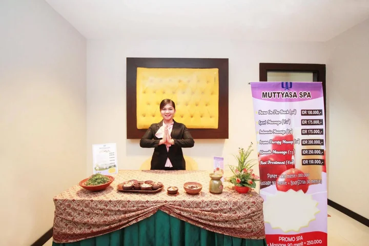 Паданг: Daima Hotel