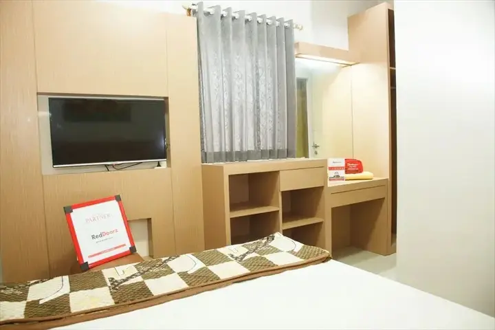 Сурабая: RedDoorz @ Dukuh Kupang Timur