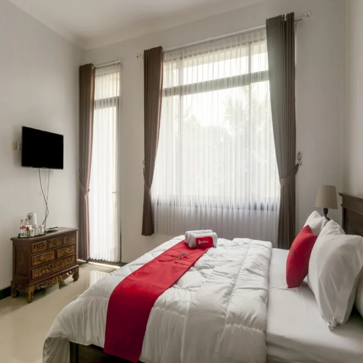 Депок: RedDoorz Syariah Plus near Trans Studio Cibubur