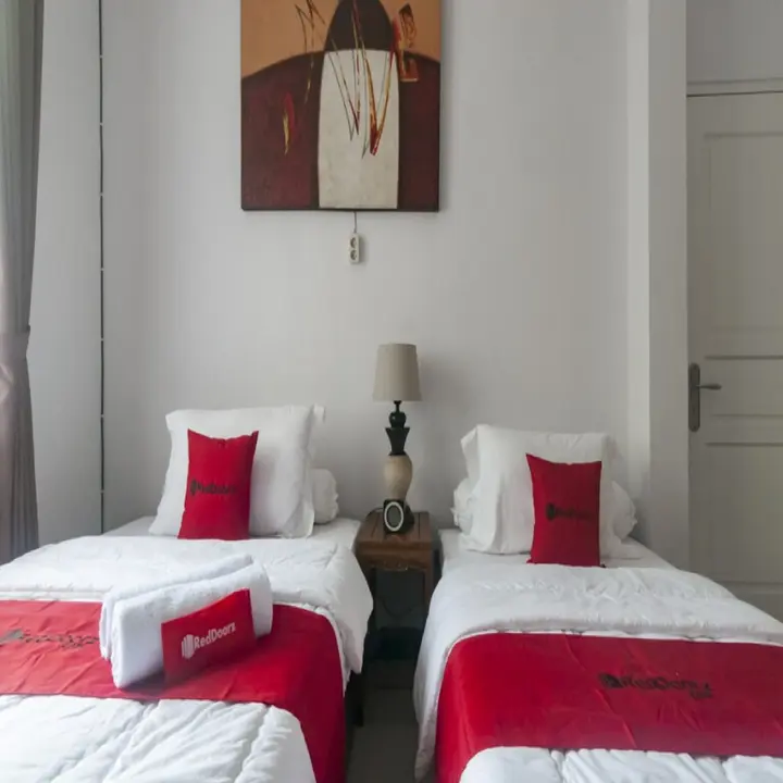 Депок: RedDoorz Syariah Plus near Trans Studio Cibubur