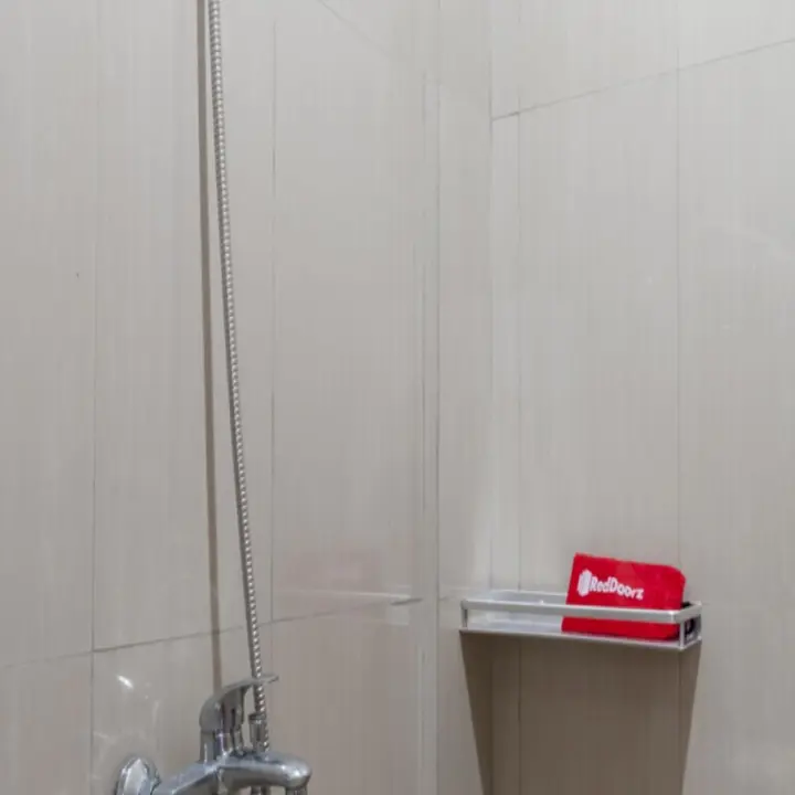 Депок: RedDoorz Syariah Plus near Trans Studio Cibubur