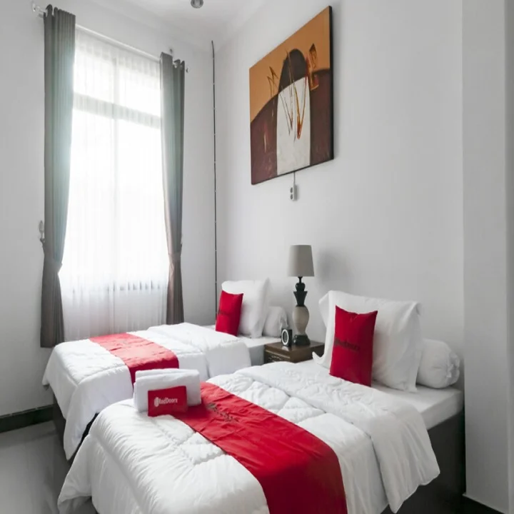 Депок: RedDoorz Syariah Plus near Trans Studio Cibubur