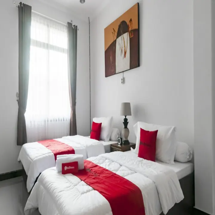 Депок: RedDoorz Syariah Plus near Trans Studio Cibubur