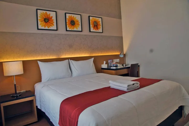 Сурабая: RedDoorz near Plaza Marina