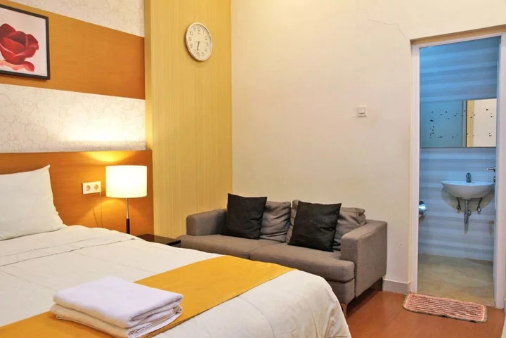 Сурабая: RedDoorz near Plaza Marina