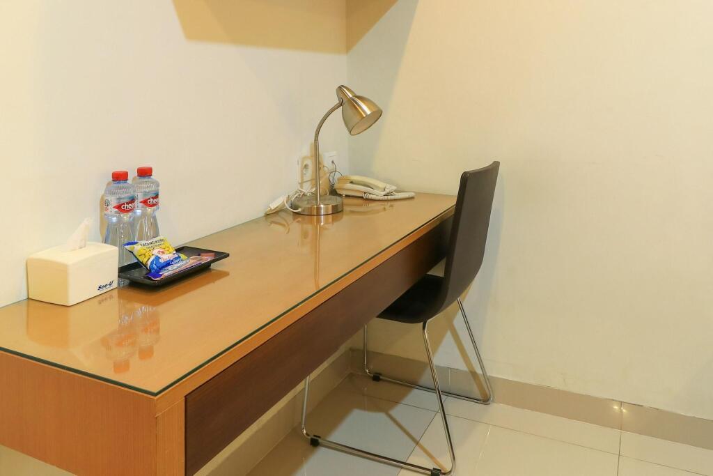 Сурабая: RedDoorz near Plaza Marina
