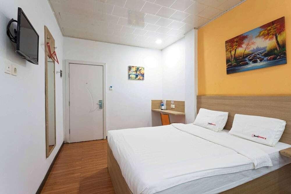 Джакарта: RedDoorz near Citraland Mall
