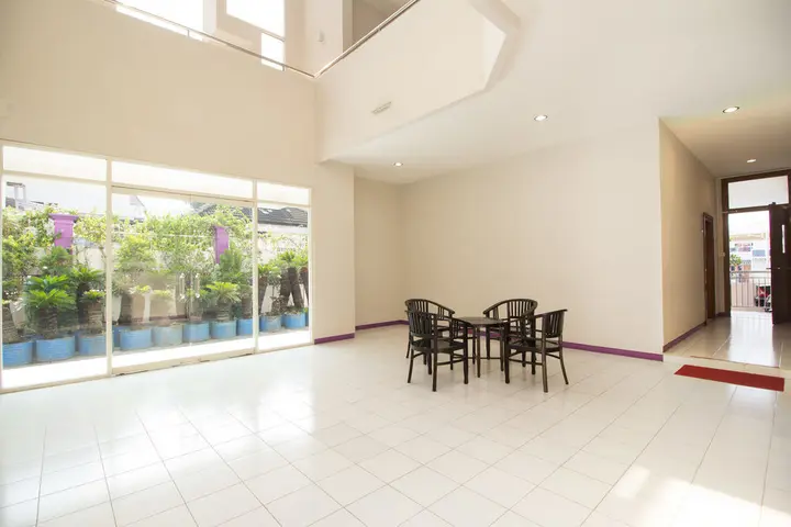 Суракарта: Airy Stasiun Balapan Natuna 4 Solo