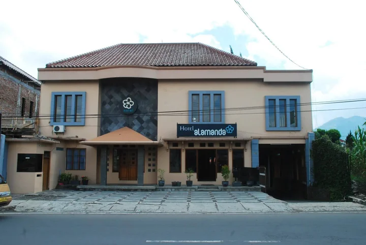 Гарут: Hotel Alamanda Garut