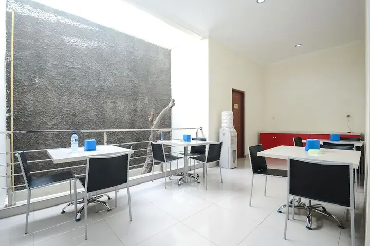 Сурабая: Airy Syariah Gayungan Gayungsari Barat 76 Surabaya