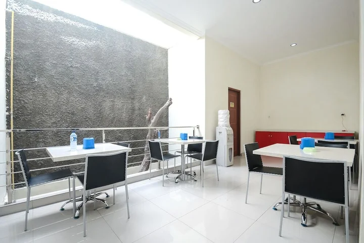 Сурабая: Airy Syariah Gayungan Gayungsari Barat 76 Surabaya