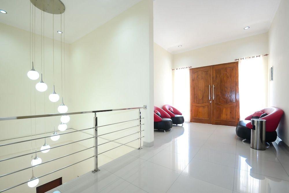Сурабая: Airy Syariah Gayungan Gayungsari Barat 76 Surabaya