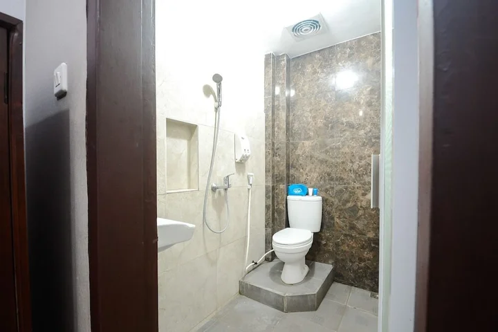 Сурабая: Airy Ahmad Yani Ketintang Baru Dua 12 Surabaya