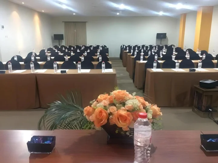 Сурабая: Best Hotel Kedungsari