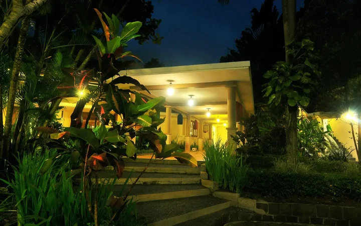 Кебумен: Candisari Hotel & Resto