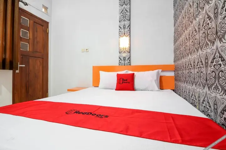 Депок: RedDoorz Plus near Hartono Mall