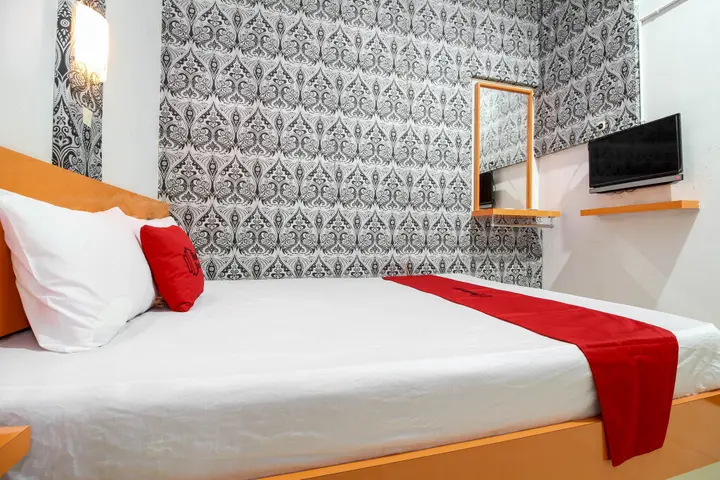 Депок: RedDoorz Plus near Hartono Mall