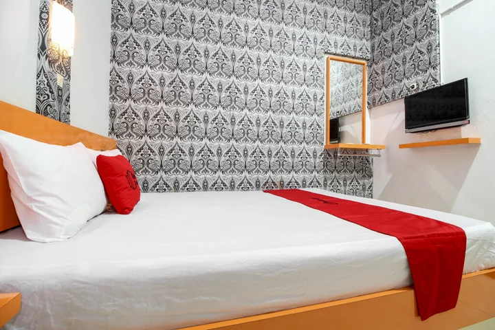 Депок: RedDoorz Plus near Hartono Mall