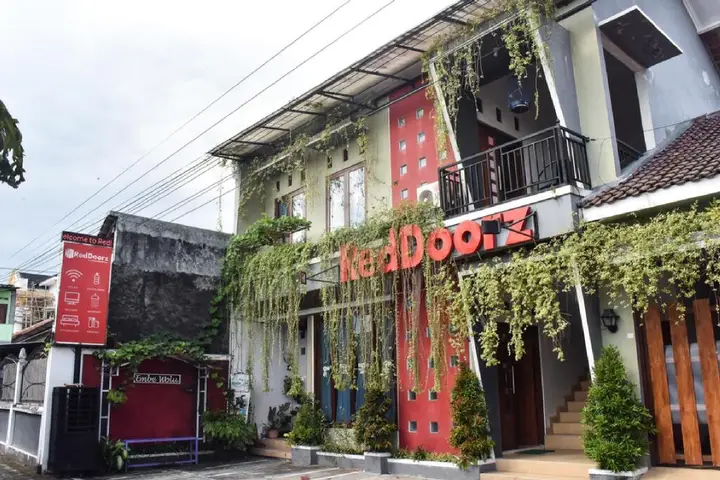 RedDoorz Plus near Hartono Mall — фото 5
