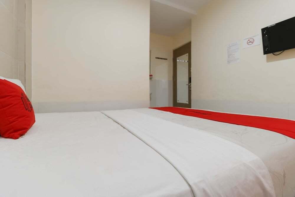 Медан: RedDoorz near Maimun Palace