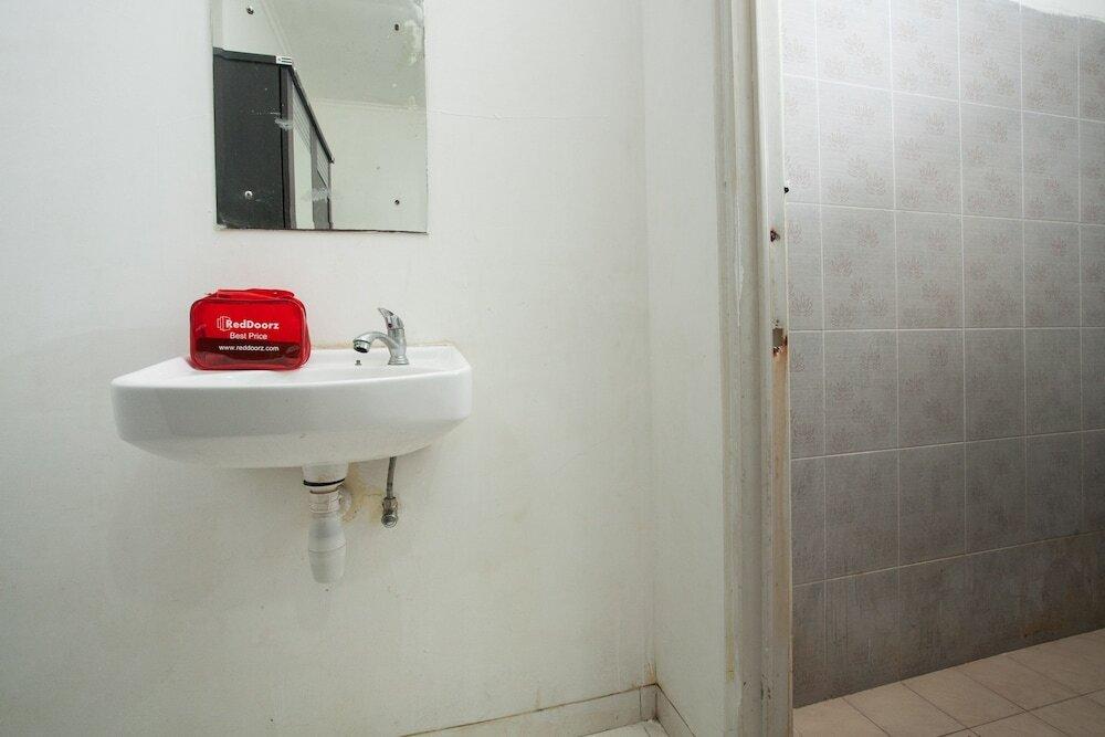 Сурабая: Reddoorz near Kejaksaan Negeri Surabaya