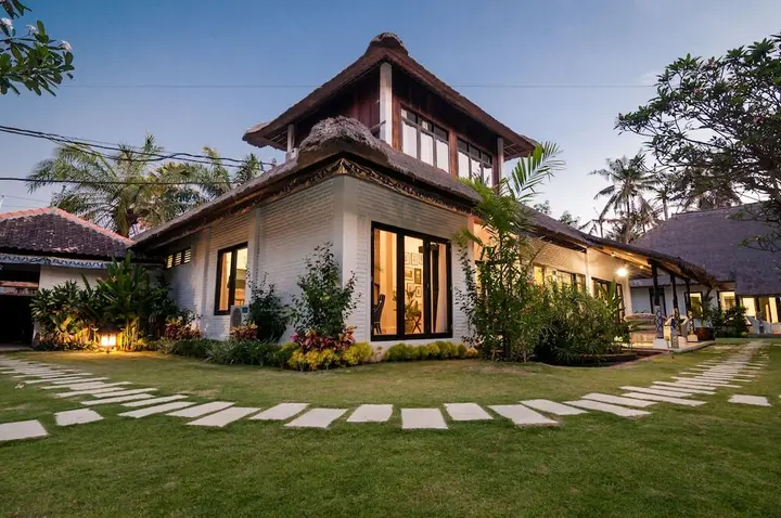 Санур: Indies Estate