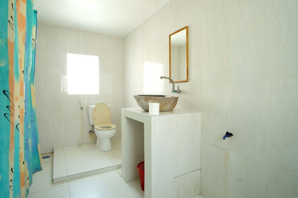 Гили Траванган: Warna Beach Hotel