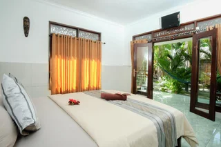 Гили Траванган: Warna Beach Hotel