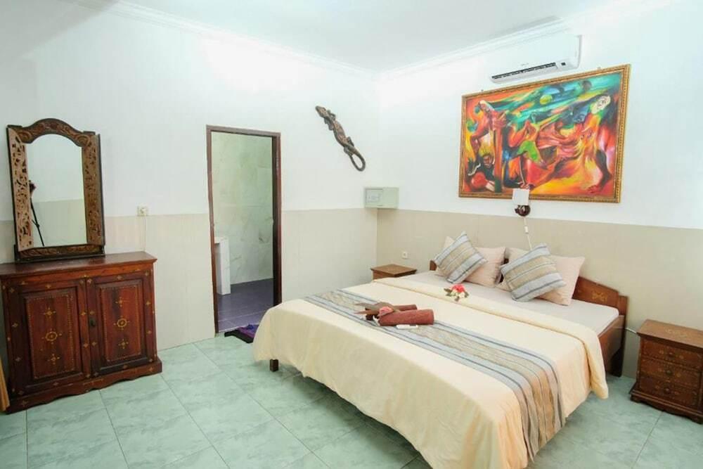 Гили Траванган: Warna Beach Hotel