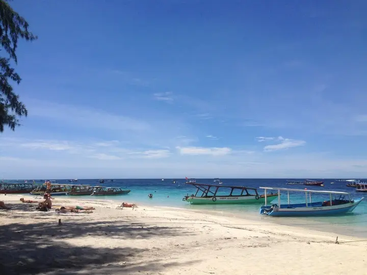 Гили Траванган: Warna Beach Hotel