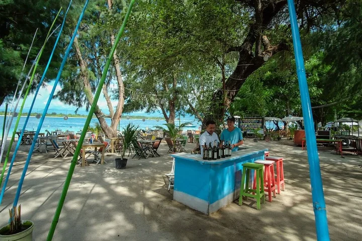 Гили Траванган: Warna Beach Hotel