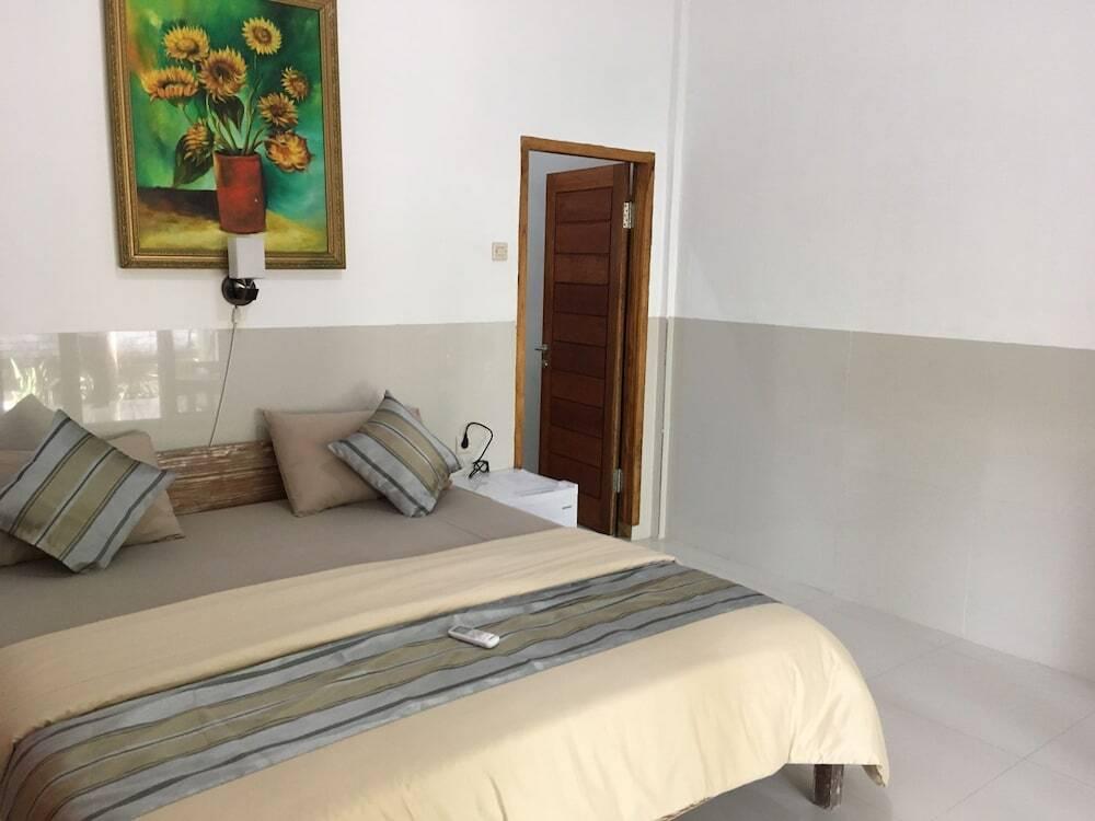 Гили Траванган: Warna Beach Hotel
