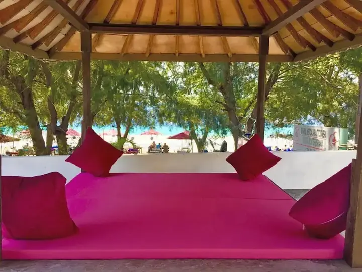 Гили Траванган: Warna Beach Hotel
