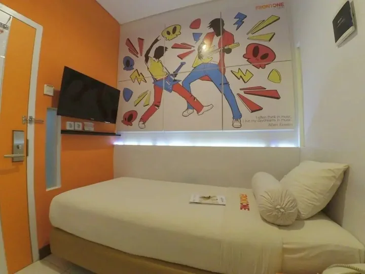 Суракарта: Front One Budget Hotel Tirtonadi Solo