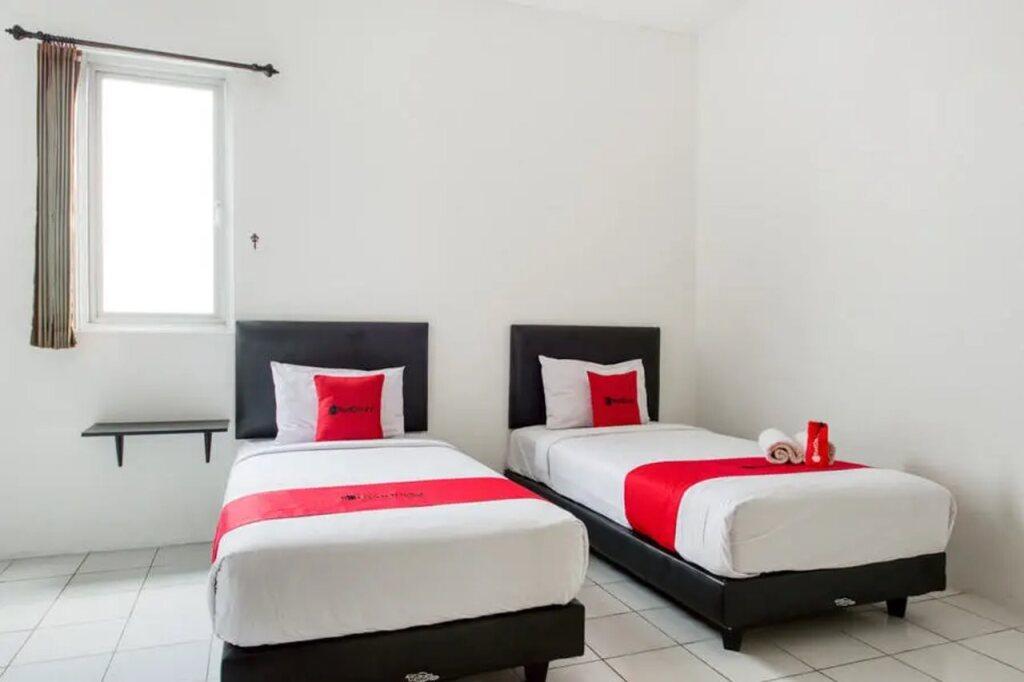 Сурабая: RedDoorz near Pantai Ria Kenjeran