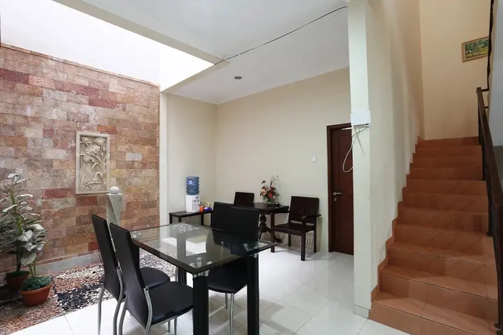 Депок: Twin House