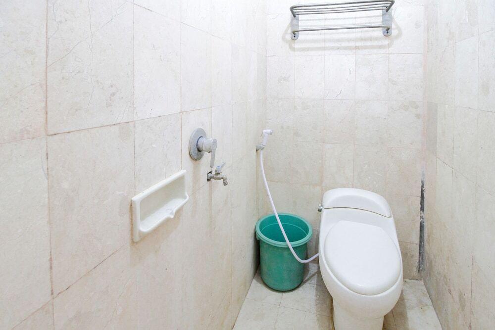 Сурабая: Airy Eco Syariah Gubeng Kertajaya Dua Belas C 115 Surabaya