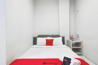 Сурабая: RedDoorz near Suroboyo Carnival Park