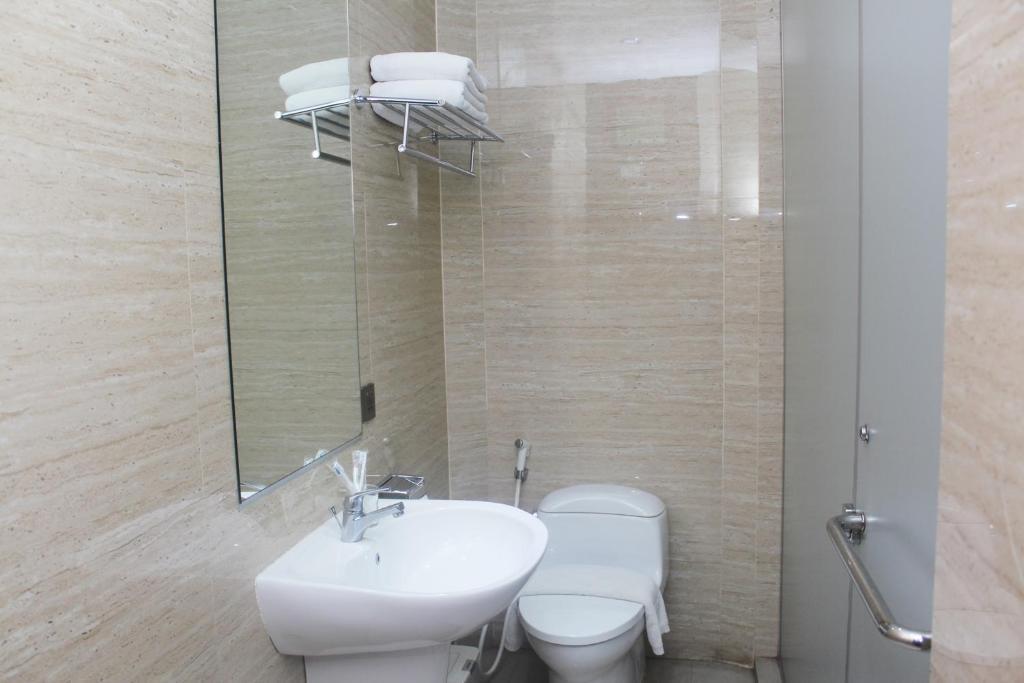 Петумбак: Thong's Inn - KNO Kualanamu Transit Hotel