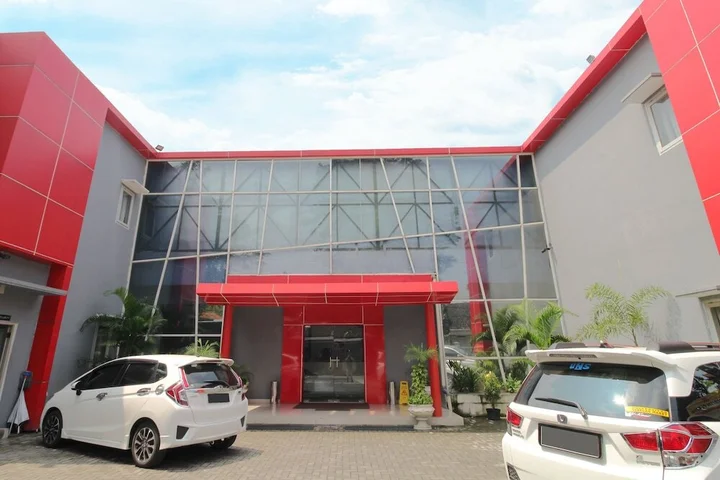 Суракарта: Airy Terminal Tirtonadi MT Haryono 80 Solo
