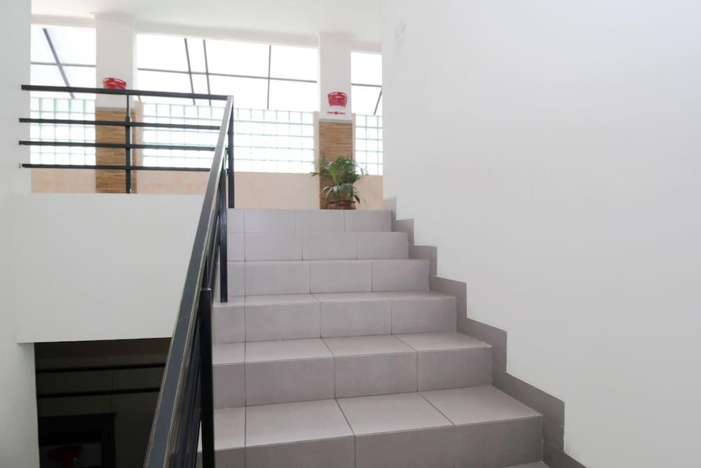 Суракарта: Airy Terminal Tirtonadi MT Haryono 80 Solo